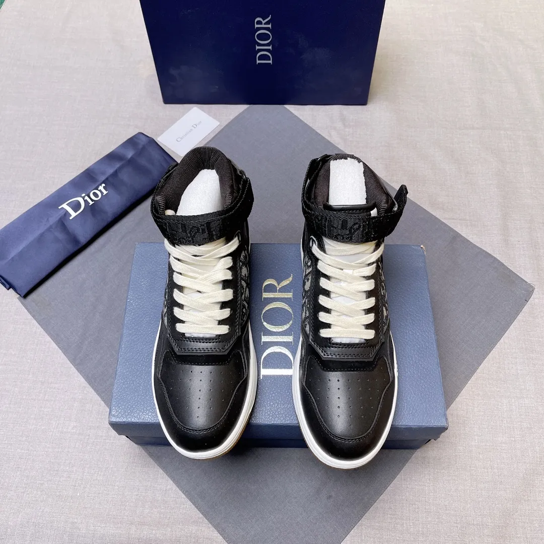 p440 "Dio*" mid-top B27 casual sneakers. This B27 high-top sneaker is a new product in the series and continues Di*r's classic style. Crafted from gray and white smooth calf leather with beige and black Oblique print panels on the sides. The "CD Icon" shaped shoelace eyelets are clever and delicate, and the two-color rubber sole, rear collar and heel are all equipped with the brand's iconic details to enhance the style. Oblique printed straps at the ankle allow for an adjustable fit to complement the overall design. Fashionable and versatile, it can complement any look. Create an exquisite design with unique dynamic vitality and modern atmosphere, presented in low-top and high-top styles. This new must-have shoe adds a new dimension to Dior's archive heritage, embodying modern elegance. Purchase the original version and make it 1:1. If you need top quality, please come to me! Male 38-44! No. 067